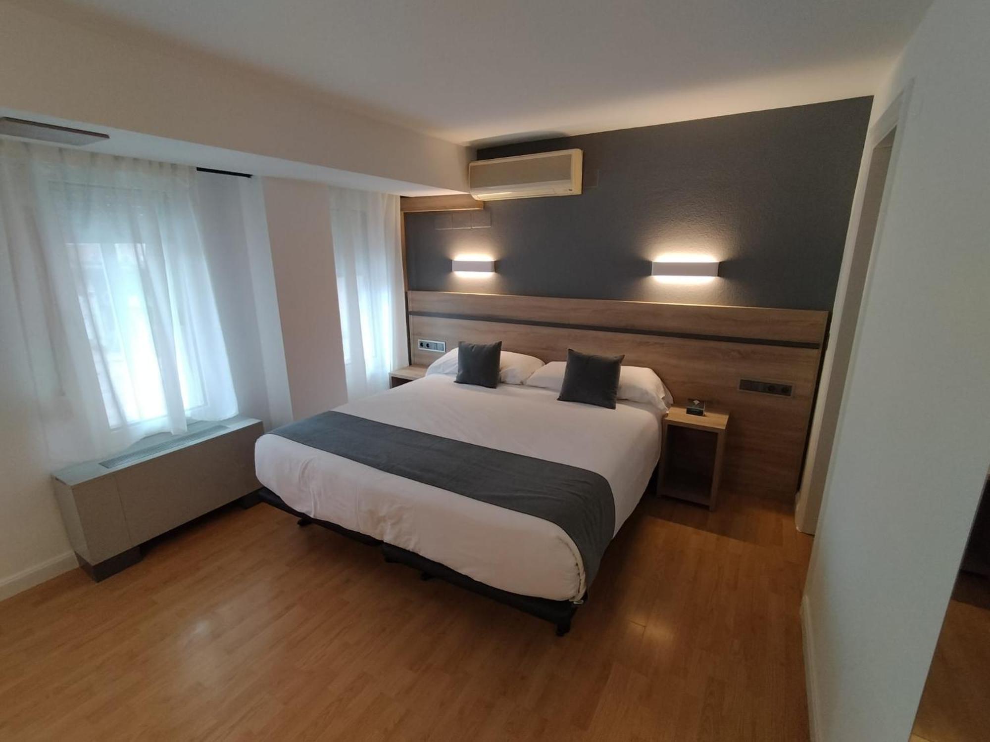 Hostal Alda Palencia Plaza Bagian luar foto