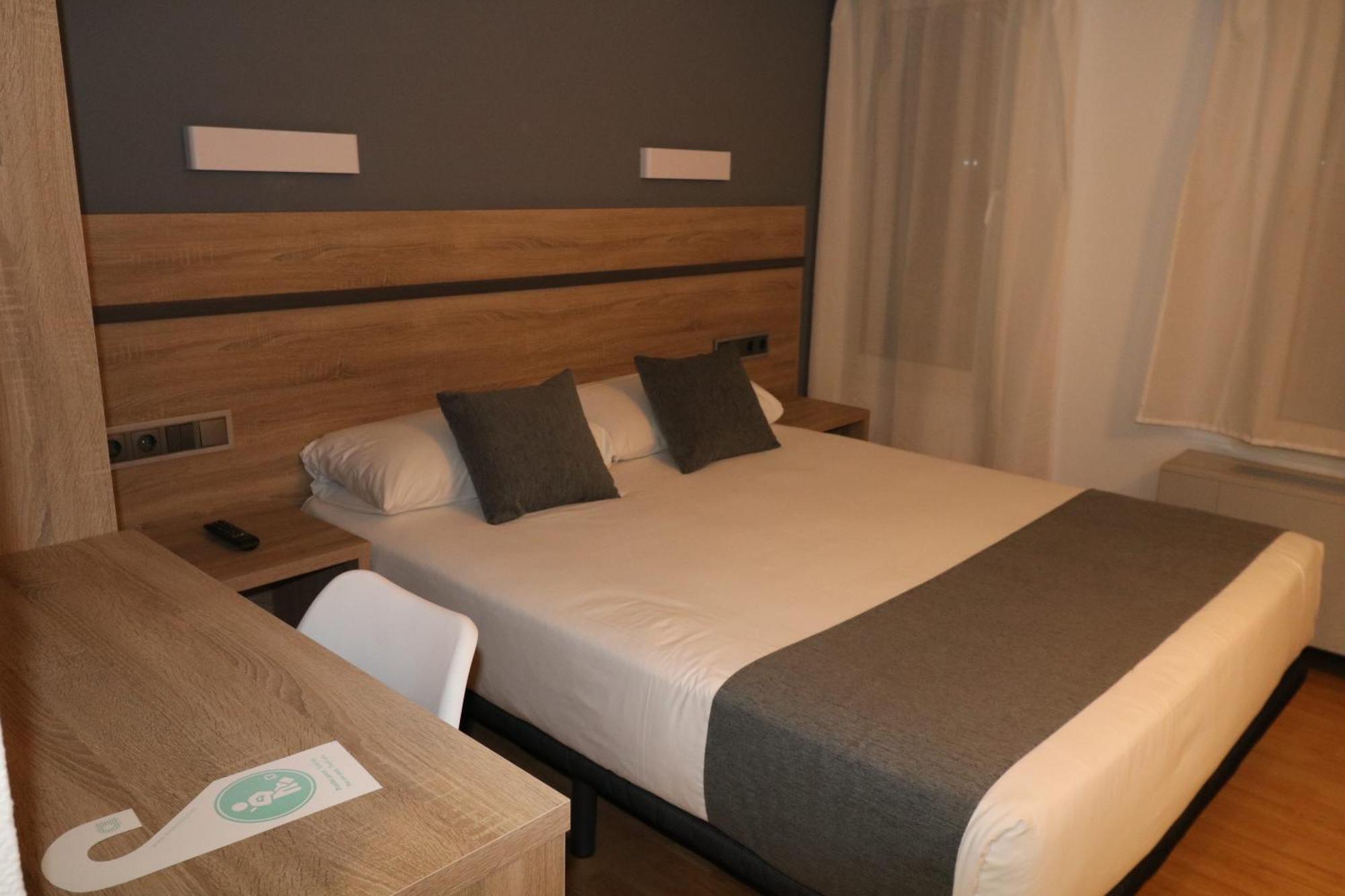 Hostal Alda Palencia Plaza Bagian luar foto