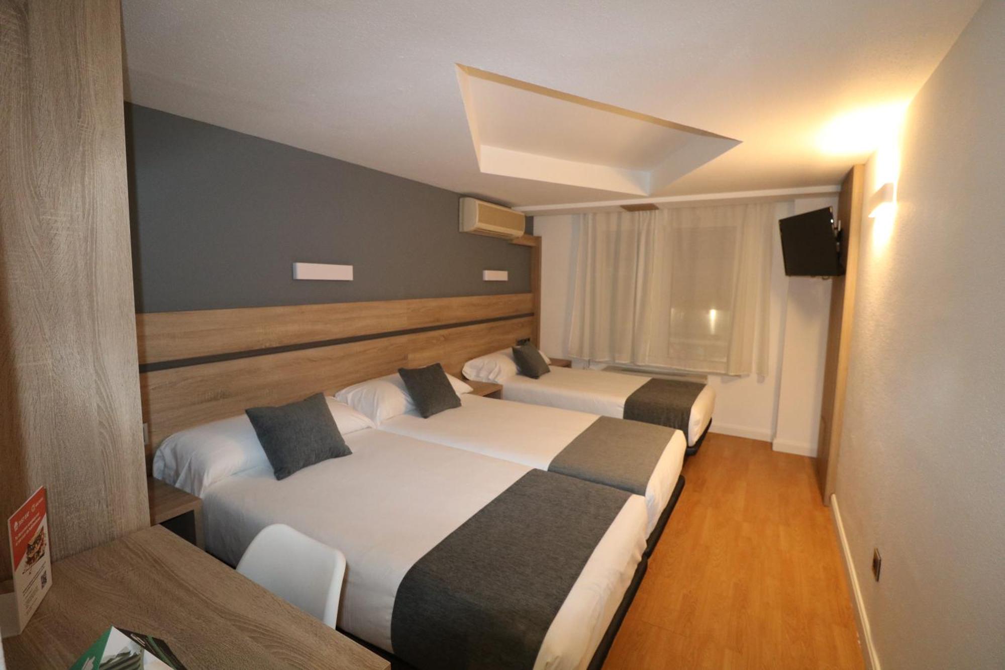 Hostal Alda Palencia Plaza Bagian luar foto