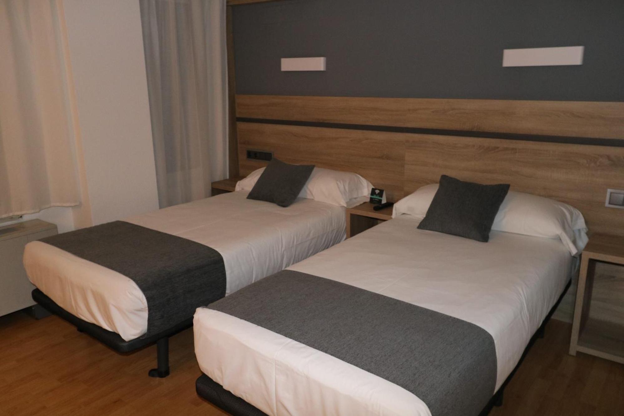 Hostal Alda Palencia Plaza Bagian luar foto